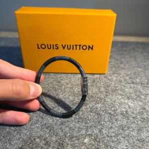 Louis Vuitton - Svart silver 17cm.