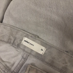 Gråa jeans ifrån Gina strlk 36 - Knappt använda, jag är 162 