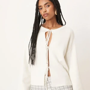 Vit omlottkofta med snörning - Super fin tröja med knytnibgar där framm feån gina💕