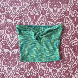 färgglad tubtopp - säljer då den inte kommer till användning skriv för fler bilder mm👍🏼😊