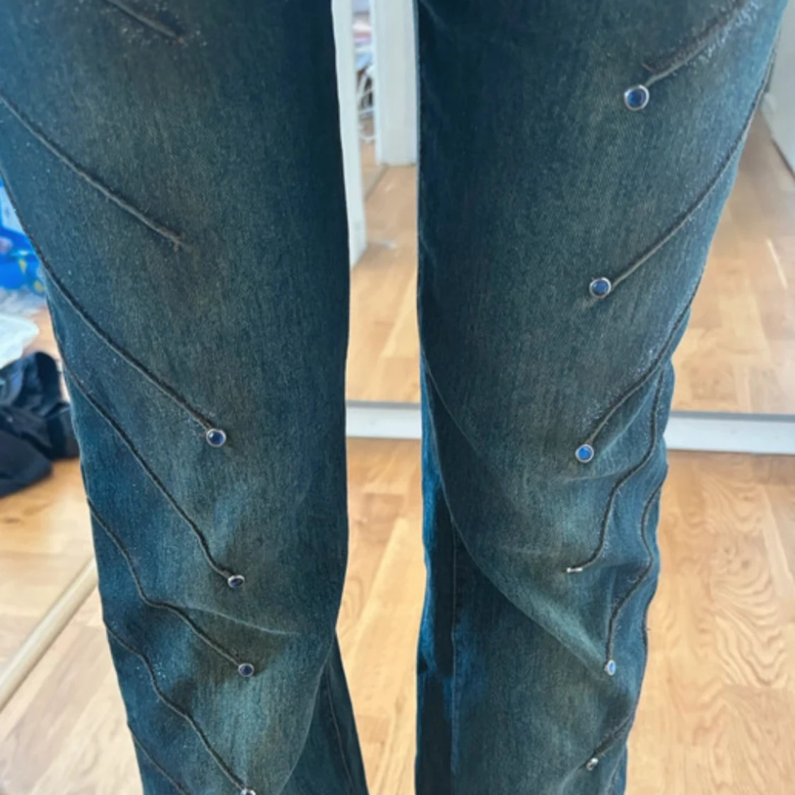 Blå gröna bootcut jeans med nitar  - 2