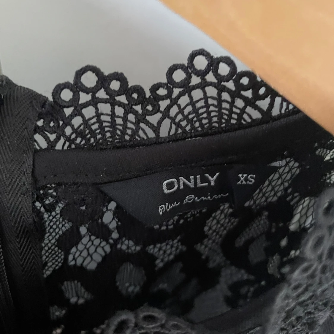 Svart spetsblus från ONLY XS - 3