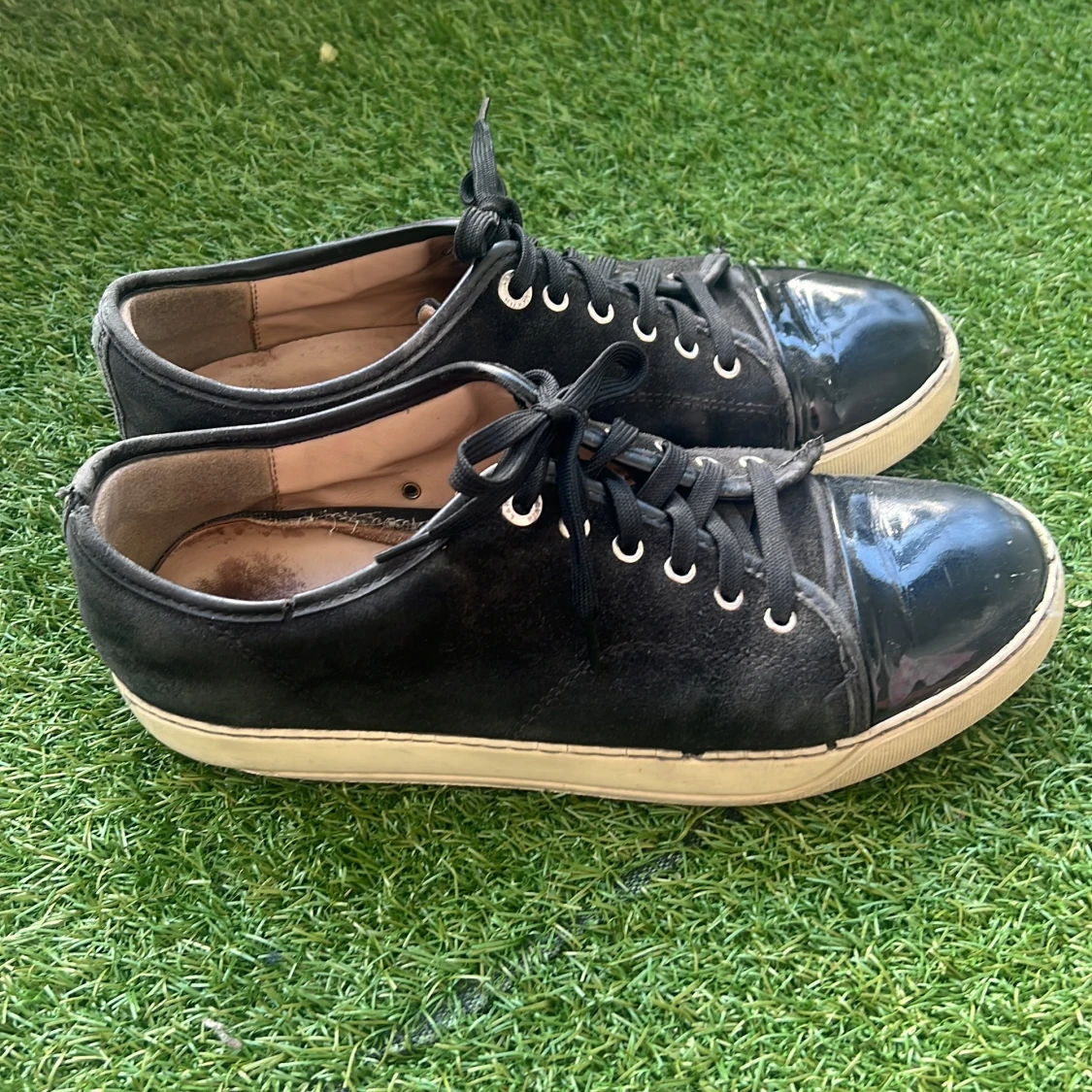 Svarta sneakers från Lanvin med lackad tå