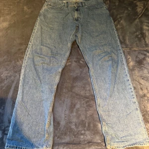 Blå raka jeans från Vailent M - Snygga blå jeans från Vailent i storlek M. Klassisk rak passform med normal midja och fem fickor. Jeansen har en tidlös look och är gjorda i slitstarkt bomullsmaterial. Perfekta för dig som gillar enkel och clean stil.
