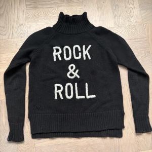 Svart polotröja från Zadig & Voltaire - Snygg polotröja från Zadig & Voltaire i 65% ull storlek 12-xs, tröjan är i väldigt fint skick bortsätt från två mindre vita streck nedtill på ena armen (se bild). Ny pris i butik ca 2000-3000kr.