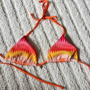 Bikini topp - Skit snygg bikini topp köpt på en marknad i Spanien för 18€, köpte denna men den var för liten så köpte en större på en annan marknad då man inte kan lämna tillbaka på marknader.  Storlek S, endast testad!