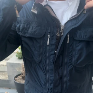 Parajumper field jacket - Tja! Säljer en unik field jacket från parajumpers | perfekt skick | storlek M-L | vårt pris : 2399kr