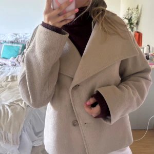 Beige kappa🍁🍁 - Säljer min absoluta favvo höstjacka som är så najs o mysig, den är lite oversized så man kan ha väldigt tjocka tröjor under!!😍😍