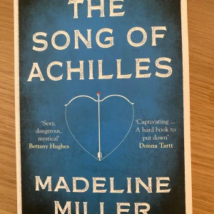 The Song of Achilles - En hyllad roman om vänskap, kärlek och äventyr i antikens Grekland. Perfekt för dig som gillar episka berättelser, starka känslor och mytologi. 