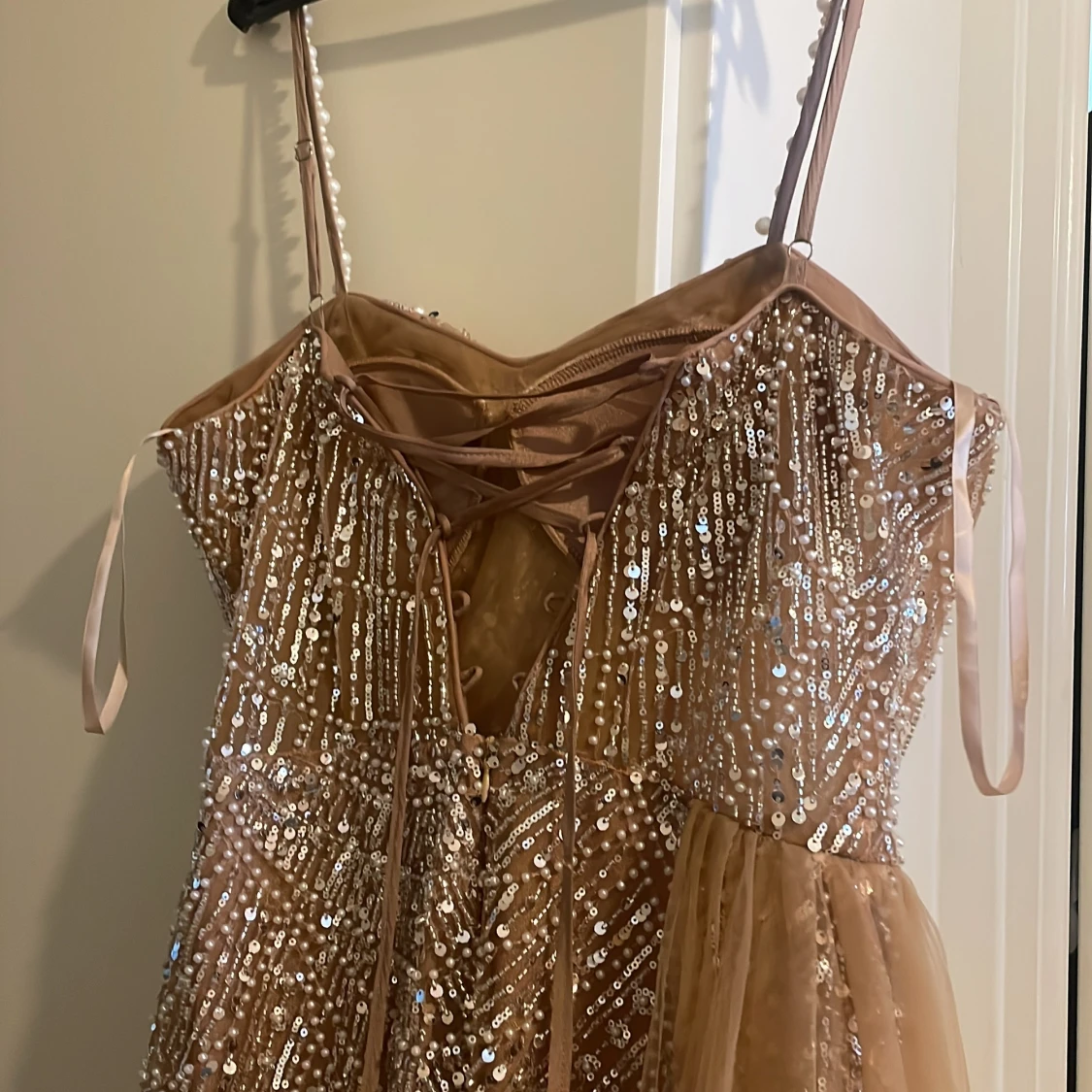 Champagnefärgad långklänning med paljetter - 2