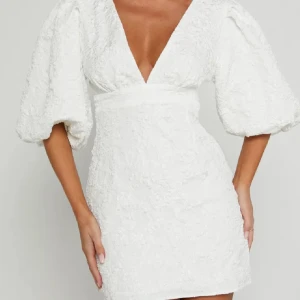 Showpo klänning - Säljer min älskade studentklänning, använd 1 gång på studenten. Sitter så smickrande! Den är uppsydd lite vid v-ringningen då jag tyckte den var för v-ringad (se sista bilden), men de går lätt att sprätta upp om man inte vill ha det 