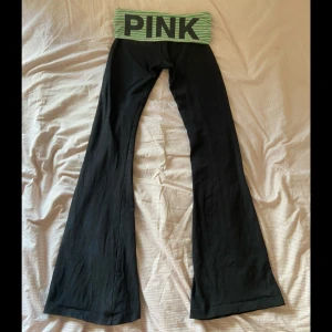  PINK  leggings  - Svarta bootcut byxor från PINK i mjukt och stretchigt material som sitter skönt och har en snygg passform. Använda en del men fortfarande i mycket bra skick💚