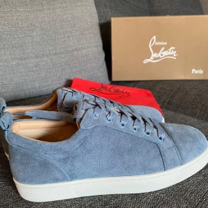 Blå mockasneakers från Louboutin - Säljer ett par snygga Louboutin skor som är i mycket bra skick! Skriv till mig om funderingar😊