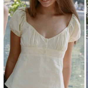 Blus Brandy Melville - En jätte söt blus från brandy melville i storlek S - är för liten, har inte använt