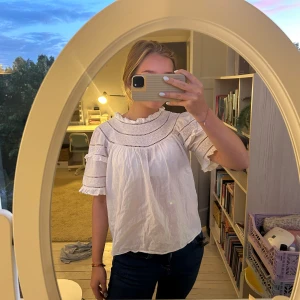 Vit blus med volang - Supersöt vit blus!! Passar till både jeans och kjol. Storlek S men funkar även för XS och M. 💕💕pris kan diskuteras!