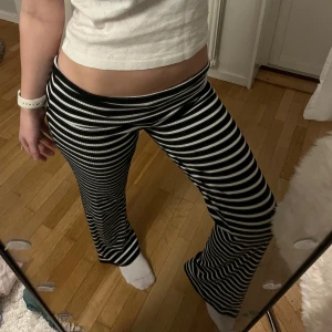 Randiga foldover byxor - Skit snygga o sköna mjukisbyxor från Gina Young🤍Storleken är 14år men passar XS/S. Byxorna är lowwaist o ribbade. Sparsamt använda!