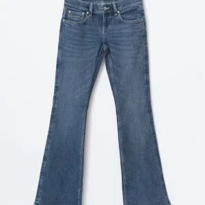 Blå bootcut jeans med broderade fickor - Snygga blå bootcut jeans med broderade detaljer på bakfickorna. Säljer då de är lite korta på mig som är 170, köpt för 500kr inga defekter ☺️pris kan diskuteras 💞