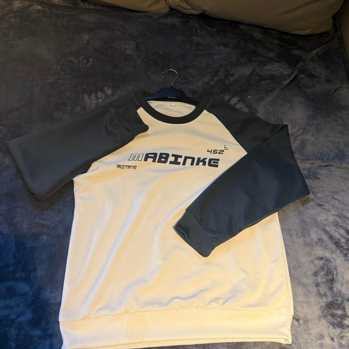 Svartvit sweatshirt från Mabinke