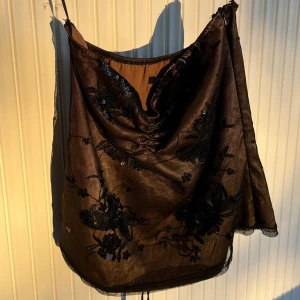 Tubtopp med glittriga detaljer från vila - Skitsnygg festtopp från vila med glittriga detaljer. Kommer inte till så mycket användning därav säljs😇 kom privat för mer bilder👍🏼