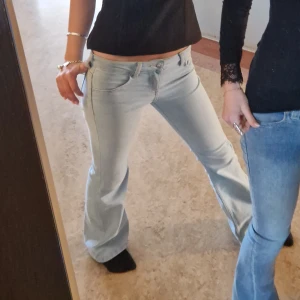 Lågmidjade bootcut jeans - Säljer ett par ljusblå jeans med bootcut-modell och låg midja. Svinsnygga och endast använda ett fårtsl gånger! Skriv gjärna innan ni klickar köp!💗