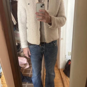 Morris Fleece Jacket - Hej! Jag säljer en Morris Fleece Jacka, perfekt till hösten. Den är sparsamt använd och i fint skick, dvs inga skador eller liknande. Storlek L men sitter som en M. Hämtas upp i Gamla Enskede eller fraktas.