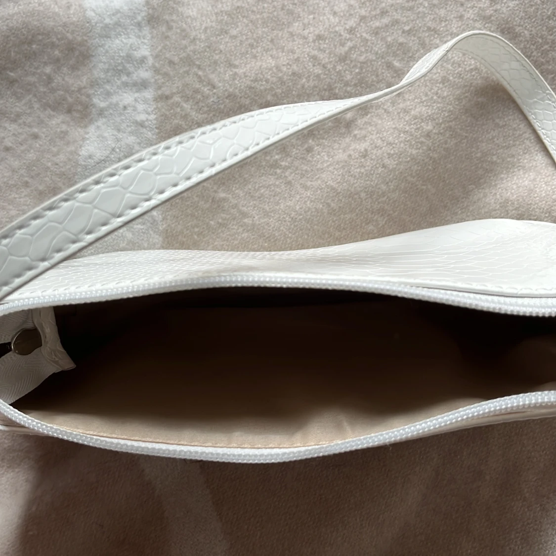 Vit axel väska  - 2