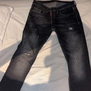 Dsquared jeans  - Svarta nästan helt oanvända jeans, mycket fina och moderna 