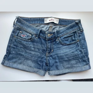 Blå jeansshorts från Hollister - Jättefina blå jeansshorts från Hollister. Shortsen är väldigt lågmidjade och sitter bra. De är tyvärr för små för mig, därav säljer jag dem. Storlek w24 och passar alla med storlek s, xs eller xxs. Skriv till mig vid frågor eller funderingar. 
