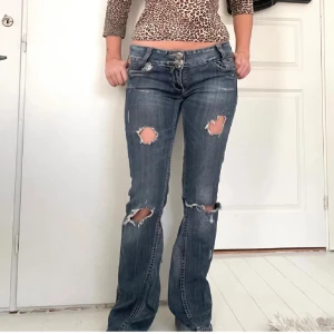 Lågmidjade jeans - Jätte snygga Lågmidjade jeans med hål. Midjemått:38 innerben: 77. Dom är utsydda . Pris kan diskuteras vid snabbköp