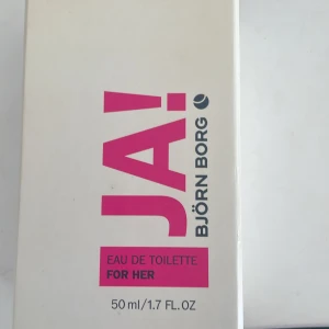JA! Eau de Toilette Björn Borg - Fräsch och modern parfym för henne från Björn Borg, JA! Eau de Toilette. 50 ml. Kommer i vit kartong med rosa och svart text