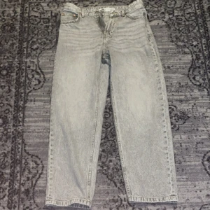 Bershka Jeans - Snabb leverans! I fantastisk skick bara använd en gång! Säljer ett par ljusgrå baggy jeans från Bershka i klassisk femficksmodell. Jeansen har raka ben och är tillverkade i bomull. Perfekta för en avslappnad och trendig look.