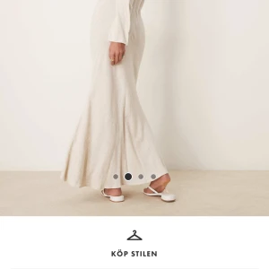 Långärmad beige maxiklänning från ASOS i linnematerial - Maxiklänning i ljus beige ton från ASOS. Klänningen har lång ärm, figurnära passform upptill och faller snyggt med utsvängd nederdel. Materialet känns mjukt och bekvämt mot huden. Oanvänd, nyköpt och i storlek 40. Villig att förhandla om pris. 