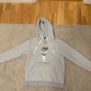 Polo Ralph lauren hoodie - Säljer denna feta Raffe hoodien i strorlek S! Passar både lite strörre, den är topp skick tröjan. Jag skulle säga 9/10 i skick vilket är väldigt bra. Hör av er av minsta fundering och priset kan diskuteras! 😃🤝🤝