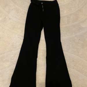 Kol Svarta bootcut jeans stl M - Vet tyvärr inte vart dom kommer ifrån. Skriv om mer info/bilder behövs❤️