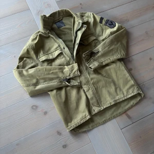 Grön militär jacka från Zara - bra jacka för hösten🍂 - Grön militär jacka från Zara i strl M. Jackan passar bra till jeans eller chinos och ger en snygg unik look✔️Sitter bra över både tshirt och lång tröja✅Endast - 249kr!💸Passa på medans frakten är fri🎁