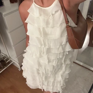 Halterneck volangklänning - Lånade två först bilder, men i bra skick! Perfekt till whiteparty🩷🧡 nypris 400