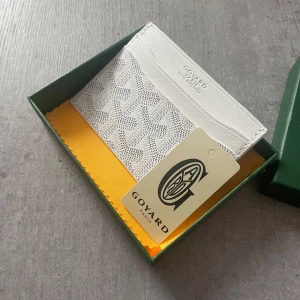 Vit mönstrad plånbok - Hej! Säljer denna vit mönstrade plånboken/korthållaren som aldrig blivit använd hör av er vid intresse 😊