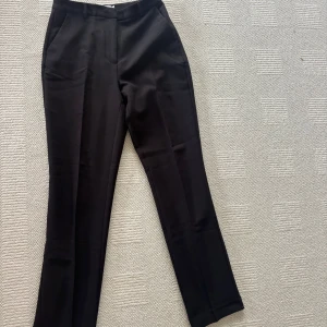 Svarta kostymbyxor Josefine HJ x NA-KD - Snygga svarta kostymbyxor från Josefine HJ x NA-KD med klassisk rak passform och pressveck. Byxorna har fickor i sidorna och hällor för bälte. Hög midja💕☺️
