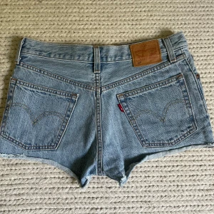 Levi’s shorts - Ett par snygga ljusblåa äkta Levi's 501 shorts!🤩Klassisk vintage design. Normalhög i midjan och passar S (36) superbra skick!🤍 säljer pga för små
