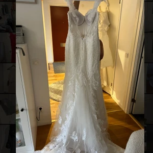 Brudklänning💗 - Så fin brudklänning💕 Klänningen har vackra spetsdetaljer och broderade mönster över hela! Bra skick! Pris kan diskuteras💗💗 