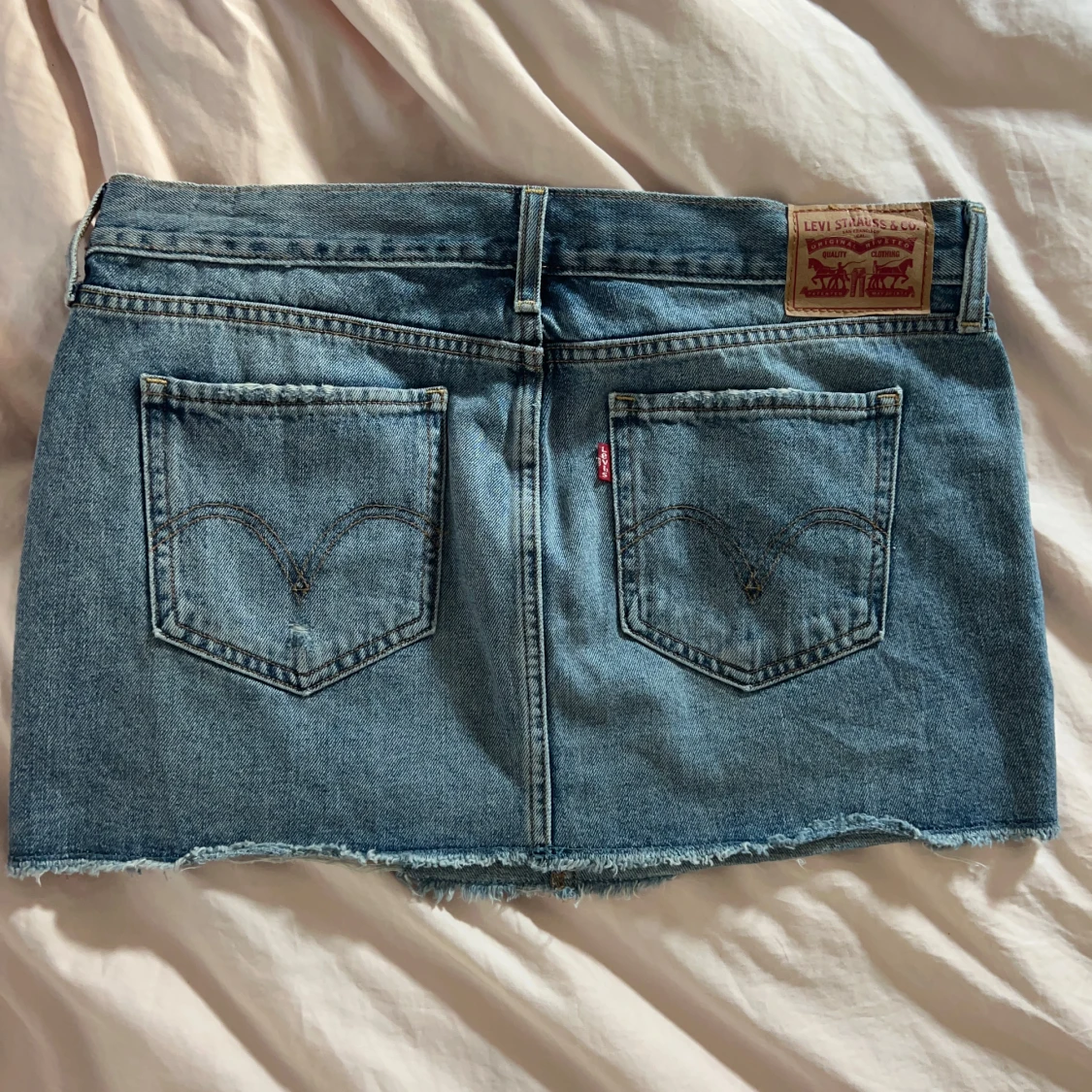 Levi's jeanskjol med rå kant, strl 28