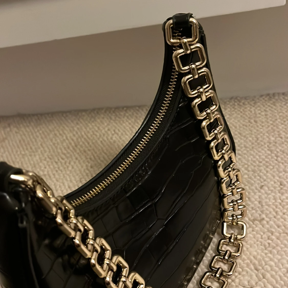 Svart axelväska med kedja - 2