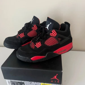 Air Jordan 4 Retro Red Thunder - Använts varsamt, säljs då de inte kommer till användning längre. 
