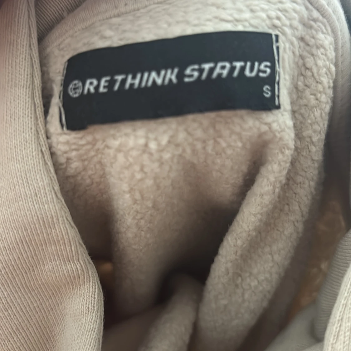Beige hoodie från Rethink Status - 2