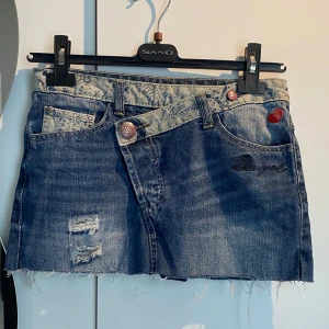 Minkjol - Supersnygg, unik minikjol från Desigual!! 