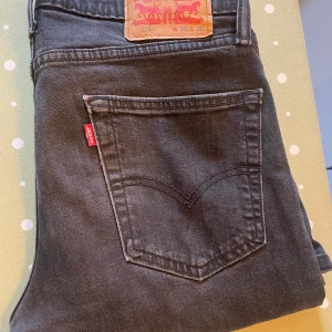 Levi’s 514 - Svarta Levi’s 514 storlek W30 L30. Köpare står vid frakt📦