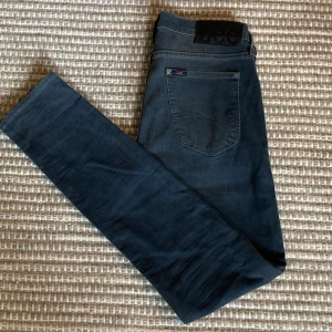 Mörkblå jeans Lee Luke - Snygga mörkblå jeans från Lee. Modellen Luke är slim fit. Jeansen är gjorda i mjuk bomullsblandning med lite stretch för extra komfort. Jag säljer nu flera Luke i samma storlek men olika färger!
