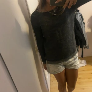 Mörkgrå stickad tröja från Esprit - Mysig mörkgrå stickad tröja från Esprit med enkel design och rund halsringning. Perfekt för lager-på-lager och passar till både jeans och kjol. Långärmad och mjuk, perfekt för kyligare dagar.