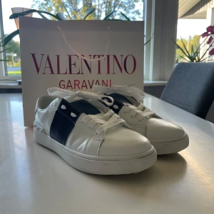 Valentino Garavani Skor  - Valentino Garavani sneakers storlek 43. Skick 7/10. Hör av er om ni vill ställa fler frågor👍🤙