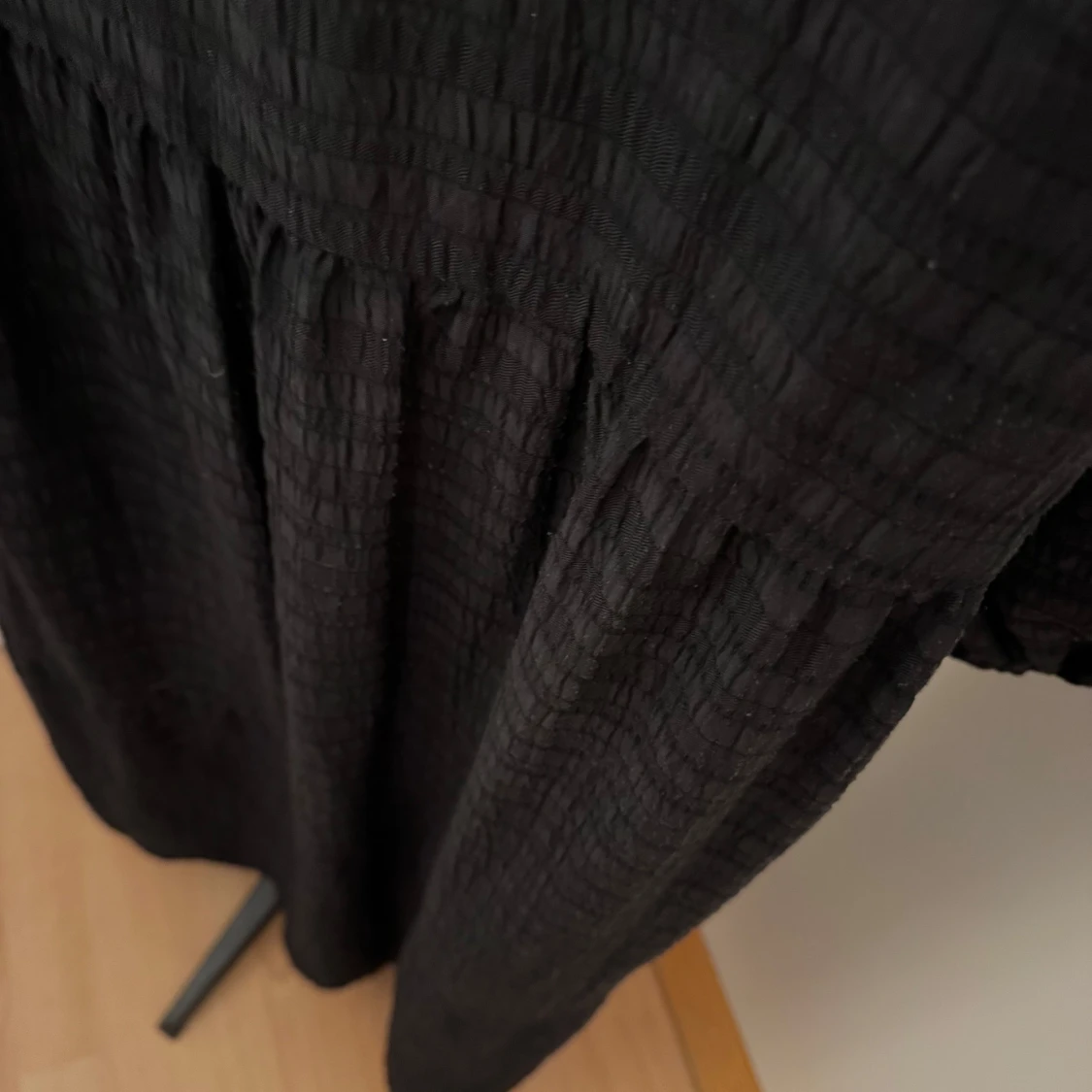 Svart NA-KD långklänning med struktur - 3